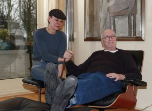 21-02-2007 SHOWBIZZ; WIK JONGSMA EN PARTNER NORA GENIETEN ELKA DAG VAN HET LEVEN. Wik Jongsma beter bekend als Meneer Harmsen de lieveling van Goede Tijden Slechte Tijden moest door een levensbedreigende ziekte stoppen met deze rol en daarna werd het erg stil rondom deze acteur.Hij belande in het ziekenhuis en maakte een zware periode door. Edwin Bredius van weekblad Prive zocht hem op in zijn Haagse appartement en hoorde waarom vele kijkers niet meer naar de serie kijken en vernam dat het stukken beter gaat met de Wik of te wel Meneer Harmsen. 
foto; Albert den Iseger.
