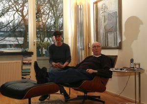 21-02-2007 SHOWBIZZ; WIK JONGSMA EN PARTNER NORA GENIETEN ELKA DAG VAN HET LEVEN. Wik Jongsma beter bekend als Meneer Harmsen de lieveling van Goede Tijden Slechte Tijden moest door een levensbedreigende ziekte stoppen met deze rol en daarna werd het erg stil rondom deze acteur.Hij belande in het ziekenhuis en maakte een zware periode door. Edwin Bredius van weekblad Prive zocht hem op in zijn Haagse appartement en hoorde waarom vele kijkers niet meer naar de serie kijken en vernam dat het stukken beter gaat met de Wik of te wel Meneer Harmsen. 
foto; Albert den Iseger.