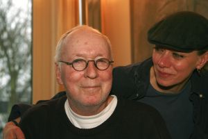 21-02-2007 SHOWBIZZ; WIK JONGSMA EN PARTNER NORA GENIETEN ELKA DAG VAN HET LEVEN. Wik Jongsma beter bekend als Meneer Harmsen de lieveling van Goede Tijden Slechte Tijden moest door een levensbedreigende ziekte stoppen met deze rol en daarna werd het erg stil rondom deze acteur.Hij belande in het ziekenhuis en maakte een zware periode door. Edwin Bredius van weekblad Prive zocht hem op in zijn Haagse appartement en hoorde waarom vele kijkers niet meer naar de serie kijken en vernam dat het stukken beter gaat met de Wik of te wel Meneer Harmsen. 
foto; Albert den Iseger.