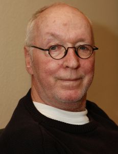 21-02-2007 SHOWBIZZ; WIK JONGSMA EN PARTNER NORA GENIETEN ELKA DAG VAN HET LEVEN. Wik Jongsma beter bekend als Meneer Harmsen de lieveling van Goede Tijden Slechte Tijden moest door een levensbedreigende ziekte stoppen met deze rol en daarna werd het erg stil rondom deze acteur.Hij belande in het ziekenhuis en maakte een zware periode door. Edwin Bredius van weekblad Prive zocht hem op in zijn Haagse appartement en hoorde waarom vele kijkers niet meer naar de serie kijken en vernam dat het stukken beter gaat met de Wik of te wel Meneer Harmsen. 
foto; Albert den Iseger.