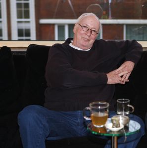 21-02-2007 SHOWBIZZ; WIK JONGSMA EN PARTNER NORA GENIETEN ELKA DAG VAN HET LEVEN. Wik Jongsma beter bekend als Meneer Harmsen de lieveling van Goede Tijden Slechte Tijden moest door een levensbedreigende ziekte stoppen met deze rol en daarna werd het erg stil rondom deze acteur.Hij belande in het ziekenhuis en maakte een zware periode door. Edwin Bredius van weekblad Prive zocht hem op in zijn Haagse appartement en hoorde waarom vele kijkers niet meer naar de serie kijken en vernam dat het stukken beter gaat met de Wik of te wel Meneer Harmsen. 
foto; Albert den Iseger.