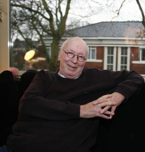 21-02-2007 SHOWBIZZ; WIK JONGSMA EN PARTNER NORA GENIETEN ELKA DAG VAN HET LEVEN. Wik Jongsma beter bekend als Meneer Harmsen de lieveling van Goede Tijden Slechte Tijden moest door een levensbedreigende ziekte stoppen met deze rol en daarna werd het erg stil rondom deze acteur.Hij belande in het ziekenhuis en maakte een zware periode door. Edwin Bredius van weekblad Prive zocht hem op in zijn Haagse appartement en hoorde waarom vele kijkers niet meer naar de serie kijken en vernam dat het stukken beter gaat met de Wik of te wel Meneer Harmsen. 
foto; Albert den Iseger.