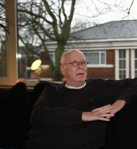 21-02-2007 SHOWBIZZ; WIK JONGSMA EN PARTNER NORA GENIETEN ELKA DAG VAN HET LEVEN. Wik Jongsma beter bekend als Meneer Harmsen de lieveling van Goede Tijden Slechte Tijden moest door een levensbedreigende ziekte stoppen met deze rol en daarna werd het erg stil rondom deze acteur.Hij belande in het ziekenhuis en maakte een zware periode door. Edwin Bredius van weekblad Prive zocht hem op in zijn Haagse appartement en hoorde waarom vele kijkers niet meer naar de serie kijken en vernam dat het stukken beter gaat met de Wik of te wel Meneer Harmsen. 
foto; Albert den Iseger.