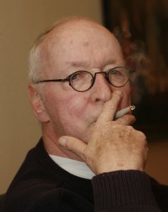21-02-2007 SHOWBIZZ; WIK JONGSMA EN PARTNER NORA GENIETEN ELKA DAG VAN HET LEVEN. Wik Jongsma beter bekend als Meneer Harmsen de lieveling van Goede Tijden Slechte Tijden moest door een levensbedreigende ziekte stoppen met deze rol en daarna werd het erg stil rondom deze acteur.Hij belande in het ziekenhuis en maakte een zware periode door. Edwin Bredius van weekblad Prive zocht hem op in zijn Haagse appartement en hoorde waarom vele kijkers niet meer naar de serie kijken en vernam dat het stukken beter gaat met de Wik of te wel Meneer Harmsen. 
foto; Albert den Iseger.