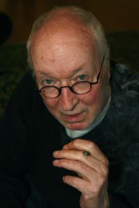 21-02-2007 SHOWBIZZ; WIK JONGSMA EN PARTNER NORA GENIETEN ELKA DAG VAN HET LEVEN. Wik Jongsma beter bekend als Meneer Harmsen de lieveling van Goede Tijden Slechte Tijden moest door een levensbedreigende ziekte stoppen met deze rol en daarna werd het erg stil rondom deze acteur.Hij belande in het ziekenhuis en maakte een zware periode door. Edwin Bredius van weekblad Prive zocht hem op in zijn Haagse appartement en hoorde waarom vele kijkers niet meer naar de serie kijken en vernam dat het stukken beter gaat met de Wik of te wel Meneer Harmsen. 
foto; Albert den Iseger.