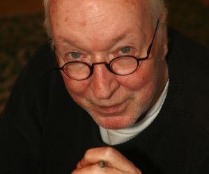 21-02-2007 SHOWBIZZ; WIK JONGSMA EN PARTNER NORA GENIETEN ELKA DAG VAN HET LEVEN. Wik Jongsma beter bekend als Meneer Harmsen de lieveling van Goede Tijden Slechte Tijden moest door een levensbedreigende ziekte stoppen met deze rol en daarna werd het erg stil rondom deze acteur.Hij belande in het ziekenhuis en maakte een zware periode door. Edwin Bredius van weekblad Prive zocht hem op in zijn Haagse appartement en hoorde waarom vele kijkers niet meer naar de serie kijken en vernam dat het stukken beter gaat met de Wik of te wel Meneer Harmsen. 
foto; Albert den Iseger.
