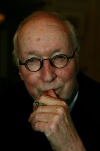 21-02-2007 SHOWBIZZ; WIK JONGSMA EN PARTNER NORA GENIETEN ELKA DAG VAN HET LEVEN. Wik Jongsma beter bekend als Meneer Harmsen de lieveling van Goede Tijden Slechte Tijden moest door een levensbedreigende ziekte stoppen met deze rol en daarna werd het erg stil rondom deze acteur.Hij belande in het ziekenhuis en maakte een zware periode door. Edwin Bredius van weekblad Prive zocht hem op in zijn Haagse appartement en hoorde waarom vele kijkers niet meer naar de serie kijken en vernam dat het stukken beter gaat met de Wik of te wel Meneer Harmsen. 
foto; Albert den Iseger.