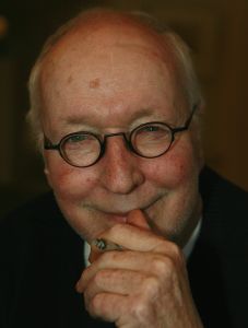 21-02-2007 SHOWBIZZ; WIK JONGSMA EN PARTNER NORA GENIETEN ELKA DAG VAN HET LEVEN. Wik Jongsma beter bekend als Meneer Harmsen de lieveling van Goede Tijden Slechte Tijden moest door een levensbedreigende ziekte stoppen met deze rol en daarna werd het erg stil rondom deze acteur.Hij belande in het ziekenhuis en maakte een zware periode door. Edwin Bredius van weekblad Prive zocht hem op in zijn Haagse appartement en hoorde waarom vele kijkers niet meer naar de serie kijken en vernam dat het stukken beter gaat met de Wik of te wel Meneer Harmsen. 
foto; Albert den Iseger.