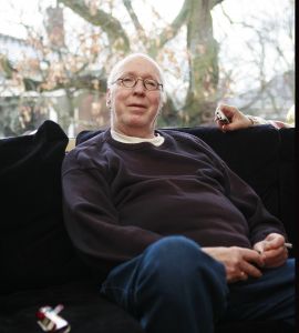 21-02-2007 SHOWBIZZ; WIK JONGSMA EN PARTNER NORA GENIETEN ELKA DAG VAN HET LEVEN. Wik Jongsma beter bekend als Meneer Harmsen de lieveling van Goede Tijden Slechte Tijden moest door een levensbedreigende ziekte stoppen met deze rol en daarna werd het erg stil rondom deze acteur.Hij belande in het ziekenhuis en maakte een zware periode door. Edwin Bredius van weekblad Prive zocht hem op in zijn Haagse appartement en hoorde waarom vele kijkers niet meer naar de serie kijken en vernam dat het stukken beter gaat met de Wik of te wel Meneer Harmsen. 
foto; Albert den Iseger.