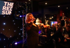 12-11-2008 SHOWBIZZ; EFFE VEEL CENTJES TE MAKKE BIJ EEN FEESTJE IN THE RED SUN. Rene en Natasja Froger en vele van hun vrienden kwamen bijeen om veel Euries te soren voor de Voedselbank. Er was veel muziek-eten-drank en een echte veilingmeester die regelrecht de euries uit je zak toverde. Junior Zegger maakte er een echt feest van en haalde ruim 300.000 euries op voor Clara en Sjaak Sies  van de voedselbank. Ook werd op deze avond besloten dat Jeroen v.d.Boom maar de nieuwe Topper moest worden. Zo ging iedereen weer tevreden naar huis met of zonder euri op zak.
foto: Albert den Iseger.