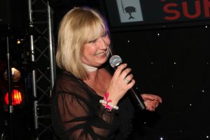 12-11-2008 SHOWBIZZ; EFFE VEEL CENTJES TE MAKKE BIJ EEN FEESTJE IN THE RED SUN. Rene en Natasja Froger en vele van hun vrienden kwamen bijeen om veel Euries te soren voor de Voedselbank. Er was veel muziek-eten-drank en een echte veilingmeester die regelrecht de euries uit je zak toverde. Junior Zegger maakte er een echt feest van en haalde ruim 300.000 euries op voor Clara en Sjaak Sies  van de voedselbank. Ook werd op deze avond besloten dat Jeroen v.d.Boom maar de nieuwe Topper moest worden. Zo ging iedereen weer tevreden naar huis met of zonder euri op zak.
foto: Albert den Iseger.