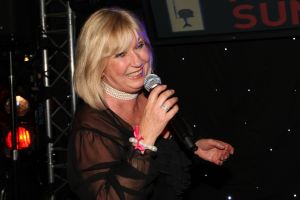 12-11-2008 SHOWBIZZ; EFFE VEEL CENTJES TE MAKKE BIJ EEN FEESTJE IN THE RED SUN. Rene en Natasja Froger en vele van hun vrienden kwamen bijeen om veel Euries te soren voor de Voedselbank. Er was veel muziek-eten-drank en een echte veilingmeester die regelrecht de euries uit je zak toverde. Junior Zegger maakte er een echt feest van en haalde ruim 300.000 euries op voor Clara en Sjaak Sies  van de voedselbank. Ook werd op deze avond besloten dat Jeroen v.d.Boom maar de nieuwe Topper moest worden. Zo ging iedereen weer tevreden naar huis met of zonder euri op zak.
foto: Albert den Iseger.