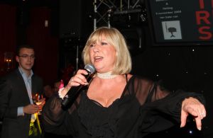 12-11-2008 SHOWBIZZ; EFFE VEEL CENTJES TE MAKKE BIJ EEN FEESTJE IN THE RED SUN. Rene en Natasja Froger en vele van hun vrienden kwamen bijeen om veel Euries te soren voor de Voedselbank. Er was veel muziek-eten-drank en een echte veilingmeester die regelrecht de euries uit je zak toverde. Junior Zegger maakte er een echt feest van en haalde ruim 300.000 euries op voor Clara en Sjaak Sies  van de voedselbank. Ook werd op deze avond besloten dat Jeroen v.d.Boom maar de nieuwe Topper moest worden. Zo ging iedereen weer tevreden naar huis met of zonder euri op zak.
foto: Albert den Iseger.