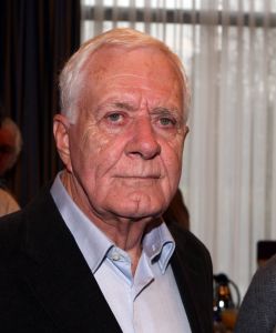 24-11-2009 SHOWBIZZ; HANS KAZAN LANCEERDE ZIJN EERSTE BOEK  SCHADUW VAN DE ILLUSIE. In het Hilton Schiphol overhandigde Ruud Hendriks aan Hans Kazan zijn eerste zelf geschreven boek SCHADUW VAN DE ILLUSIE. Tal van bekenden uit TV wereld waren aanwezig. Zelfs oud leerling van Hans Kazan, Hans Klok was aanwezig om vriend Hans Kazan te bedanken voor de items lange vriendschap en wenste hem succes met het prachtige boek.
foto: Albert den Iseger.