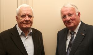 .24-11-2009 SHOWBIZZ; HANS KAZAN LANCEERDE ZIJN EERSTE BOEK  SCHADUW VAN DE ILLUSIE. In het Hilton Schiphol overhandigde Ruud Hendriks aan Hans Kazan zijn eerste zelf geschreven boek SCHADUW VAN DE ILLUSIE. Tal van bekenden uit TV wereld waren aanwezig. Zelfs oud leerling van Hans Kazan, Hans Klok was aanwezig om vriend Hans Kazan te bedanken voor de items lange vriendschap en wenste hem succes met het prachtige boek.
foto: Albert den Iseger.