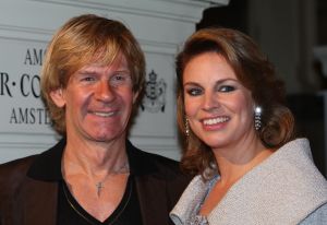29-10-2009 SHOWBIZZ; STERREN STRAALDEN AAN DE HEMEL EN IN HET AMSTELHOTEL. De jaarlijkse Beau Monde awards werden weer uitgereikt in het Amstelhotel. Iedereen die maar IETS  is in de glamour wereld was op komen draven om het feestje mee te vieren. Grote winnaars werden Lieke van Lexmond- Kim Feenstra en Irene Moors.
foto: Albert den Iseger