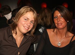 11-11-2009 SHOWBIZZ; STERRENFONDS VAN FRANS BAUER LAAT KINDEREN STRALEN IN 2010. het was een prachtige gezellige avond in The Red Sun te Blaricum waar eigenaresse  Wimmy Hu weer een fondswervende  avond organiseerde voor het Sterrenfonds van oa Frans Bauer. Vele artiesten waren komen opdraven om er samen een mooie avond van te maken. Belangen loos traden op Frans Bauer, Jeroen van der Boom, Rene Froger,Birgit Lewis,Dre Hazes en Glennis Grace. Veiling meester Junior Zegger toverde meer dan 200.000 euries uit de zakken en Richard Stooker een top goochelaar uit Breda liet iedereen achter met meer dan een vraag teken, hoe is dat nou mogelijk. Het Red Sun menu was meer dan voortreffelijk en Wimmy Hu werd door Frans Bauer officeel onder scheiden met een prachtige diamanten speld. Het Sterrenfons zet zich in voor kinderen in Nederland die niet voluit kinderen kunnen zijn.Het Sterrenfonds laat kinderen weer stralen en Wimmy Hu heeft haar steentje  daar aan bijgedragen met deze avond. Wie volgt, wie helpt onze kinderen beter worden en wie laat ze weer stralen van geluk. 
foto: Albert den Iseger.
