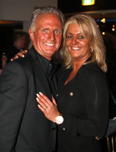 06-11-2009 SHOWBIZZ; EMILE HARTKAMP GAAT TROUWEN MET ZIJN NIEUWE LIEFDE BRIGITTE. Volgend jaar Juni gaat het gelukkige paar met elkaar trouwen in Scheveningen waar ze elkaar ontmoet hebben. Emile deed deze onthulling op zijn 50ste verjaardag in Beekbergen.
foto: Albert den Iseger