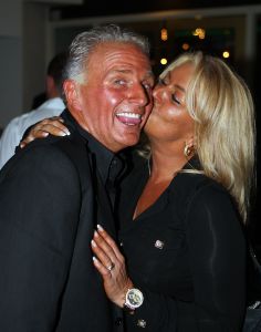 
06-11-2009 SHOWBIZZ; EMILE HARTKAMP GAAT TROUWEN MET ZIJN NIEUWE LIEFDE BRIGITTE. Volgend jaar Juni gaat het gelukkige paar met elkaar trouwen in Scheveningen waar ze elkaar ontmoet hebben. Emile deed deze onthulling op zijn 50ste verjaardag in Beekbergen.
foto: Albert den Iseger