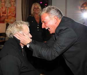 06-11-2009 SHOWBIZZ; EMILE HARTKAMP GAAT TROUWEN MET ZIJN NIEUWE LIEFDE BRIGITTE. Volgend jaar Juni gaat het gelukkige paar met elkaar trouwen in Scheveningen waar ze elkaar ontmoet hebben. Emile deed deze onthulling op zijn 50ste verjaardag in Beekbergen.
foto: Albert den Iseger