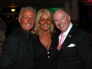 06-11-2009 SHOWBIZZ; EMILE HARTKAMP GAAT TROUWEN MET ZIJN NIEUWE LIEFDE BRIGITTE. Volgend jaar Juni gaat het gelukkige paar met elkaar trouwen in Scheveningen waar ze elkaar ontmoet hebben. Emile deed deze onthulling op zijn 50ste verjaardag in Beekbergen.
foto: Albert den Iseger