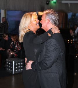 06-11-2009 SHOWBIZZ; EMILE HARTKAMP GAAT TROUWEN MET ZIJN NIEUWE LIEFDE BRIGITTE. Volgend jaar Juni gaat het gelukkige paar met elkaar trouwen in Scheveningen waar ze elkaar ontmoet hebben. Emile deed deze onthulling op zijn 50ste verjaardag in Beekbergen.
foto: Albert den Iseger