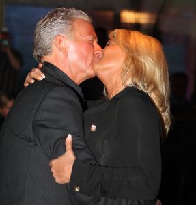 06-11-2009 SHOWBIZZ; EMILE HARTKAMP GAAT TROUWEN MET ZIJN NIEUWE LIEFDE BRIGITTE. Volgend jaar Juni gaat het gelukkige paar met elkaar trouwen in Scheveningen waar ze elkaar ontmoet hebben. Emile deed deze onthulling op zijn 50ste verjaardag in Beekbergen.
foto: Albert den Iseger06-11-2009 SHOWBIZZ; EMILE HARTKAMP GAAT TROUWEN MET ZIJN NIEUWE LIEFDE BRIGITTE. Volgend jaar Juni gaat het gelukkige paar met elkaar trouwen in Scheveningen waar ze elkaar ontmoet hebben. Emile deed deze onthulling op zijn 50ste verjaardag in Beekbergen.
foto: Albert den Iseger
