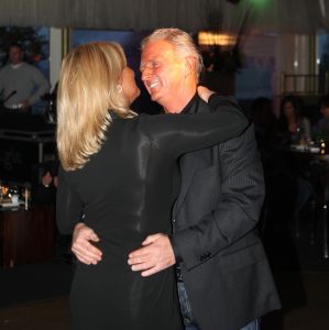06-11-2009 SHOWBIZZ; EMILE HARTKAMP GAAT TROUWEN MET ZIJN NIEUWE LIEFDE BRIGITTE. Volgend jaar Juni gaat het gelukkige paar met elkaar trouwen in Scheveningen waar ze elkaar ontmoet hebben. Emile deed deze onthulling op zijn 50ste verjaardag in Beekbergen.
foto: Albert den Iseger