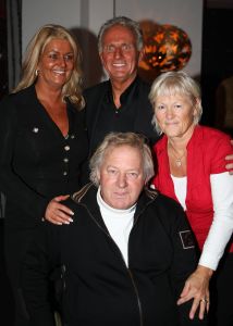 06-11-2009 SHOWBIZZ; EMILE HARTKAMP GAAT TROUWEN MET ZIJN NIEUWE LIEFDE BRIGITTE. Volgend jaar Juni gaat het gelukkige paar met elkaar trouwen in Scheveningen waar ze elkaar ontmoet hebben. Emile deed deze onthulling op zijn 50ste verjaardag in Beekbergen.
foto: Albert den Iseger