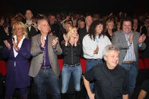 15-11-2009 SHOWBIZZ; FRANS BAUER KRIJGT GOUD VOOR 25000 VERKOCHTE CDS. Tijdens een concert in het Rotterdamse Luxor theater kreeg Frans Bauer uit handen van Patty Brard een cd plaat voor 25.000 verkochten cds. Tijdens maakte Patty bekend dat zij Frans en zijn Sterrenfonds gaat bij staan in het werven van fondsen.
foto: Albert den Iseger.