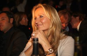 
11-11-2009 SHOWBIZZ; STERRENFONDS VAN FRANS BAUER LAAT KINDEREN STRALEN IN 2010. het was een prachtige gezellige avond in The Red Sun te Blaricum waar eigenaresse  Wimmy Hu weer een fondswervende  avond organiseerde voor het Sterrenfonds van oa Frans Bauer. Vele artiesten waren komen opdraven om er samen een mooie avond van te maken. Belangen loos traden op Frans Bauer, Jeroen van der Boom, Rene Froger,Birgit Lewis,Dre Hazes en Glennis Grace. Veiling meester Junior Zegger toverde meer dan 200.000 euries uit de zakken en Richard Stooker een top goochelaar uit Breda liet iedereen achter met meer dan een vraag teken, hoe is dat nou mogelijk. Het Red Sun menu was meer dan voortreffelijk en Wimmy Hu werd door Frans Bauer officeel onder scheiden met een prachtige diamanten speld. Het Sterrenfons zet zich in voor kinderen in Nederland die niet voluit kinderen kunnen zijn.Het Sterrenfonds laat kinderen weer stralen en Wimmy Hu heeft haar steentje  daar aan bijgedragen met deze avond. Wie volgt, wie helpt onze kinderen beter worden en wie laat ze weer stralen van geluk. 
foto: Albert den Iseger.

