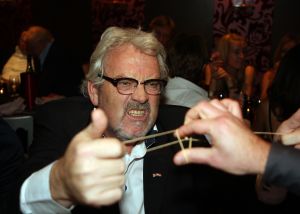 11-11-2009 SHOWBIZZ; STERRENFONDS VAN FRANS BAUER LAAT KINDEREN STRALEN IN 2010. het was een prachtige gezellige avond in The Red Sun te Blaricum waar eigenaresse  Wimmy Hu weer een fondswervende  avond organiseerde voor het Sterrenfonds van oa Frans Bauer. Vele artiesten waren komen opdraven om er samen een mooie avond van te maken. Belangen loos traden op Frans Bauer, Jeroen van der Boom, Rene Froger,Birgit Lewis,Dre Hazes en Glennis Grace. Veiling meester Junior Zegger toverde meer dan 200.000 euries uit de zakken en Richard Stooker een top goochelaar uit Breda liet iedereen achter met meer dan een vraag teken, hoe is dat nou mogelijk. Het Red Sun menu was meer dan voortreffelijk en Wimmy Hu werd door Frans Bauer officeel onder scheiden met een prachtige diamanten speld. Het Sterrenfons zet zich in voor kinderen in Nederland die niet voluit kinderen kunnen zijn.Het Sterrenfonds laat kinderen weer stralen en Wimmy Hu heeft haar steentje  daar aan bijgedragen met deze avond. Wie volgt, wie helpt onze kinderen beter worden en wie laat ze weer stralen van geluk. 
foto: Albert den Iseger.

