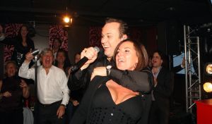 11-11-2009 SHOWBIZZ; STERRENFONDS VAN FRANS BAUER LAAT KINDEREN STRALEN IN 2010. het was een prachtige gezellige avond in The Red Sun te Blaricum waar eigenaresse  Wimmy Hu weer een fondswervende  avond organiseerde voor het Sterrenfonds van oa Frans Bauer. Vele artiesten waren komen opdraven om er samen een mooie avond van te maken. Belangen loos traden op Frans Bauer, Jeroen van der Boom, Rene Froger,Birgit Lewis,Dre Hazes en Glennis Grace. Veiling meester Junior Zegger toverde meer dan 200.000 euries uit de zakken en Richard Stooker een top goochelaar uit Breda liet iedereen achter met meer dan een vraag teken, hoe is dat nou mogelijk. Het Red Sun menu was meer dan voortreffelijk en Wimmy Hu werd door Frans Bauer officeel onder scheiden met een prachtige diamanten speld. Het Sterrenfons zet zich in voor kinderen in Nederland die niet voluit kinderen kunnen zijn.Het Sterrenfonds laat kinderen weer stralen en Wimmy Hu heeft haar steentje  daar aan bijgedragen met deze avond. Wie volgt, wie helpt onze kinderen beter worden en wie laat ze weer stralen van geluk. 
foto: Albert den Iseger.
