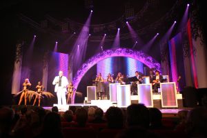 15-11-2009 SHOWBIZZ; FRANS BAUER KRIJGT GOUD VOOR 25000 VERKOCHTE CDS. Tijdens een concert in het Rotterdamse Luxor theater kreeg Frans Bauer uit handen van Patty Brard een cd plaat voor 25.000 verkochten cds. Tijdens maakte Patty bekend dat zij Frans en zijn Sterrenfonds gaat bij staan in het werven van fondsen.