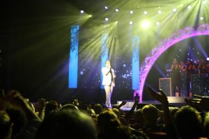 15-11-2009 SHOWBIZZ; FRANS BAUER KRIJGT GOUD VOOR 25000 VERKOCHTE CDS. Tijdens een concert in het Rotterdamse Luxor theater kreeg Frans Bauer uit handen van Patty Brard een cd plaat voor 25.000 verkochten cds. Tijdens maakte Patty bekend dat zij Frans en zijn Sterrenfonds gaat bij staan in het werven van fondsen.