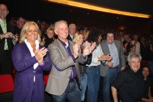 15-11-2009 SHOWBIZZ; FRANS BAUER KRIJGT GOUD VOOR 25000 VERKOCHTE CDS. Tijdens een concert in het Rotterdamse Luxor theater kreeg Frans Bauer uit handen van Patty Brard een cd plaat voor 25.000 verkochten cds. Tijdens maakte Patty bekend dat zij Frans en zijn Sterrenfonds gaat bij staan in het werven van fondsen.