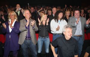15-11-2009 SHOWBIZZ; FRANS BAUER KRIJGT GOUD VOOR 25000 VERKOCHTE CDS. Tijdens een concert in het Rotterdamse Luxor theater kreeg Frans Bauer uit handen van Patty Brard een cd plaat voor 25.000 verkochten cds. Tijdens maakte Patty bekend dat zij Frans en zijn Sterrenfonds gaat bij staan in het werven van fondsen.