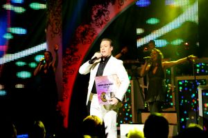 15-11-2009 SHOWBIZZ; FRANS BAUER KRIJGT GOUD VOOR 25000 VERKOCHTE CDS. Tijdens een concert in het Rotterdamse Luxor theater kreeg Frans Bauer uit handen van Patty Brard een cd plaat voor 25.000 verkochten cds. Tijdens maakte Patty bekend dat zij Frans en zijn Sterrenfonds gaat bij staan in het werven van fondsen.