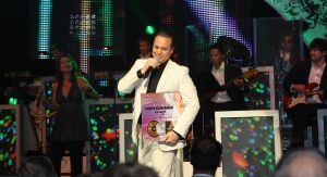 15-11-2009 SHOWBIZZ; FRANS BAUER KRIJGT GOUD VOOR 25000 VERKOCHTE CDS. Tijdens een concert in het Rotterdamse Luxor theater kreeg Frans Bauer uit handen van Patty Brard een cd plaat voor 25.000 verkochten cds. Tijdens maakte Patty bekend dat zij Frans en zijn Sterrenfonds gaat bij staan in het werven van fondsen.