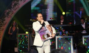 15-11-2009 SHOWBIZZ; FRANS BAUER KRIJGT GOUD VOOR 25000 VERKOCHTE CDS. Tijdens een concert in het Rotterdamse Luxor theater kreeg Frans Bauer uit handen van Patty Brard een cd plaat voor 25.000 verkochten cds. Tijdens maakte Patty bekend dat zij Frans en zijn Sterrenfonds gaat bij staan in het werven van fondsen.