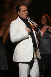 15-11-2009 SHOWBIZZ; FRANS BAUER KRIJGT GOUD VOOR 25000 VERKOCHTE CDS. Tijdens een concert in het Rotterdamse Luxor theater kreeg Frans Bauer uit handen van Patty Brard een cd plaat voor 25.000 verkochten cds. Tijdens maakte Patty bekend dat zij Frans en zijn Sterrenfonds gaat bij staan in het werven van fondsen.