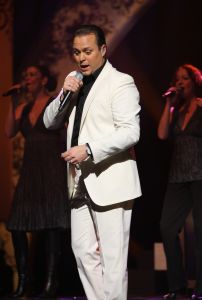 15-11-2009 SHOWBIZZ; FRANS BAUER KRIJGT GOUD VOOR 25000 VERKOCHTE CDS. Tijdens een concert in het Rotterdamse Luxor theater kreeg Frans Bauer uit handen van Patty Brard een cd plaat voor 25.000 verkochten cds. Tijdens maakte Patty bekend dat zij Frans en zijn Sterrenfonds gaat bij staan in het werven van fondsen.