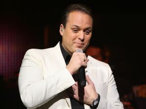 15-11-2009 SHOWBIZZ; FRANS BAUER KRIJGT GOUD VOOR 25000 VERKOCHTE CDS. Tijdens een concert in het Rotterdamse Luxor theater kreeg Frans Bauer uit handen van Patty Brard een cd plaat voor 25.000 verkochten cds. Tijdens maakte Patty bekend dat zij Frans en zijn Sterrenfonds gaat bij staan in het werven van fondsen.