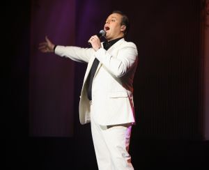 15-11-2009 SHOWBIZZ; FRANS BAUER KRIJGT GOUD VOOR 25000 VERKOCHTE CDS. Tijdens een concert in het Rotterdamse Luxor theater kreeg Frans Bauer uit handen van Patty Brard een cd plaat voor 25.000 verkochten cds. Tijdens maakte Patty bekend dat zij Frans en zijn Sterrenfonds gaat bij staan in het werven van fondsen.