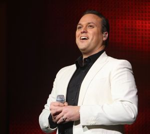 15-11-2009 SHOWBIZZ; FRANS BAUER KRIJGT GOUD VOOR 25000 VERKOCHTE CDS. Tijdens een concert in het Rotterdamse Luxor theater kreeg Frans Bauer uit handen van Patty Brard een cd plaat voor 25.000 verkochten cds. Tijdens maakte Patty bekend dat zij Frans en zijn Sterrenfonds gaat bij staan in het werven van fondsen.