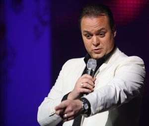 15-11-2009 SHOWBIZZ; FRANS BAUER KRIJGT GOUD VOOR 25000 VERKOCHTE CDS. Tijdens een concert in het Rotterdamse Luxor theater kreeg Frans Bauer uit handen van Patty Brard een cd plaat voor 25.000 verkochten cds. Tijdens maakte Patty bekend dat zij Frans en zijn Sterrenfonds gaat bij staan in het werven van fondsen.