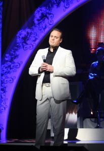 15-11-2009 SHOWBIZZ; FRANS BAUER KRIJGT GOUD VOOR 25000 VERKOCHTE CDS. Tijdens een concert in het Rotterdamse Luxor theater kreeg Frans Bauer uit handen van Patty Brard een cd plaat voor 25.000 verkochten cds. Tijdens maakte Patty bekend dat zij Frans en zijn Sterrenfonds gaat bij staan in het werven van fondsen.