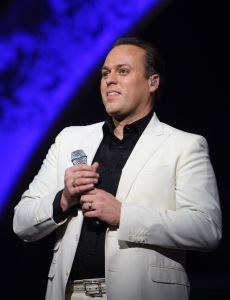 15-11-2009 SHOWBIZZ; FRANS BAUER KRIJGT GOUD VOOR 25000 VERKOCHTE CDS. Tijdens een concert in het Rotterdamse Luxor theater kreeg Frans Bauer uit handen van Patty Brard een cd plaat voor 25.000 verkochten cds. Tijdens maakte Patty bekend dat zij Frans en zijn Sterrenfonds gaat bij staan in het werven van fondsen.