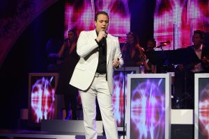 15-11-2009 SHOWBIZZ; FRANS BAUER KRIJGT GOUD VOOR 25000 VERKOCHTE CDS. Tijdens een concert in het Rotterdamse Luxor theater kreeg Frans Bauer uit handen van Patty Brard een cd plaat voor 25.000 verkochten cds. Tijdens maakte Patty bekend dat zij Frans en zijn Sterrenfonds gaat bij staan in het werven van fondsen.