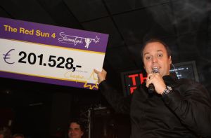 11-11-2009 SHOWBIZZ; STERRENFONDS VAN FRANS BAUER LAAT KINDEREN STRALEN IN 2010. het was een prachtige gezellige avond in The Red Sun te Blaricum waar eigenaresse  Wimmy Hu weer een fondswervende  avond organiseerde voor het Sterrenfonds van oa Frans Bauer. Vele artiesten waren komen opdraven om er samen een mooie avond van te maken. Belangen loos traden op Frans Bauer, Jeroen van der Boom, Rene Froger,Birgit Lewis,Dre Hazes en Glennis Grace. Veiling meester Junior Zegger toverde meer dan 200.000 euries uit de zakken en Richard Stooker een top goochelaar uit Breda liet iedereen achter met meer dan een vraag teken, hoe is dat nou mogelijk. Het Red Sun menu was meer dan voortreffelijk en Wimmy Hu werd door Frans Bauer officeel onder scheiden met een prachtige diamanten speld. Het Sterrenfons zet zich in voor kinderen in Nederland die niet voluit kinderen kunnen zijn.Het Sterrenfonds laat kinderen weer stralen en Wimmy Hu heeft haar steentje  daar aan bijgedragen met deze avond. Wie volgt, wie helpt onze kinderen beter worden en wie laat ze weer stralen van geluk. 
foto: Albert den Iseger.
